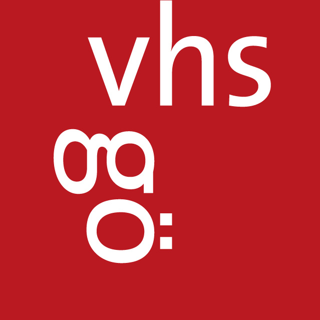 Logo der VHS Göttingen: in einem roten Quadrat sind oben mittig in weißen Buchstaben "VHS" und darumter von oben nach unter "gö" zu lesen.